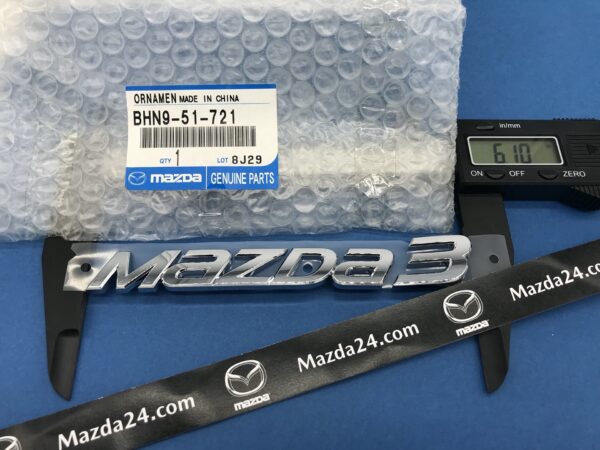 BHN951721 - 2014-2018 Mazda 3 hatchback trunk lid badge (model name)