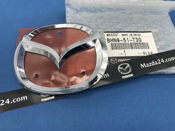 BHN951730 - Mazda 3 hatchback (2013-2018) trunk lid emblem (Mazda logo)
