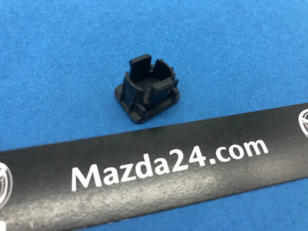 DA6C64393 – Mazda CX-3 shift-lock override cover